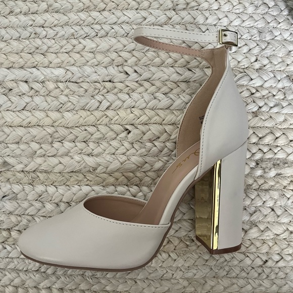 LULUS. Ivory & gold heels - Picture 4 of 4